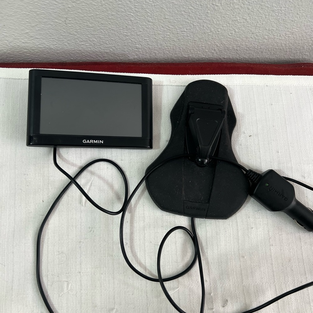 Garmin GPS Navigation System‎ with Mount